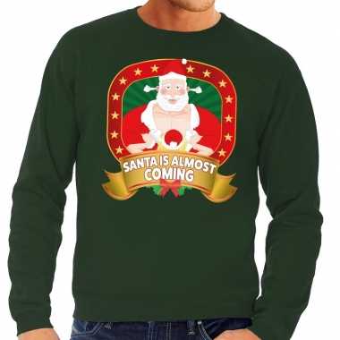 Foute kerstkersttrui groen santa is almost coming voor heren