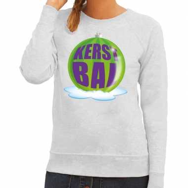 Foute kerstkersttrui kerstbal groen op grijze sweater voor dames