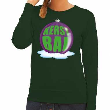 Foute kerstkersttrui kerstbal paars op groene sweater voor dames