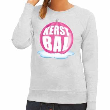 Foute kerstkersttrui kerstbal roze op grijze sweater voor dames
