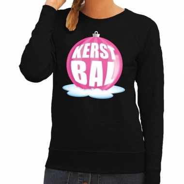 Foute kerstkersttrui kerstbal roze op zwarte sweater voor dames